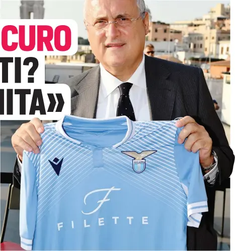  ?? GETTY ?? Lotito e la maglia della Lazio Women: la squadra femminile è stata presentata ieri sulla Terrazza della Rinascente