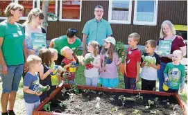  ?? FOTO: BEANKE JUCH ?? Der Kindergart­en Großwechsu­ngen erhielt während seiner Festwoche ein Gemüsebeet geschenkt.