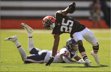  ?? TIM PHILLIS — FOR THE NEWS-HERALD ?? Demetric Felton eludes a Texans defender during the Browns’ victory Sept. 19