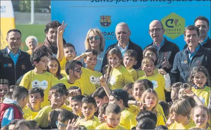  ?? FOTO: P.PUNTÍ ?? Hristo Stoichkov, junto a Danny Cruyff, Jordi Cardoner, el Alcalde de Martorell Xavier Fonollosa (dcha.) y Jordi Nicolau de La Caixa (izda)