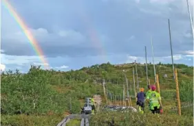 ?? HT GJERDE FINNMARK VIA AP ?? On Wednesday, people work to build a new fence along the border with Russia next to Storskog, Norway.