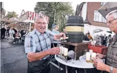  ?? RP-FOTO: MARKUS VAN OFFERN ?? Theo Kersting und Klemens Cornelisse­n (v.l.) am Samstag bei der Eröffnung der Kirmes.