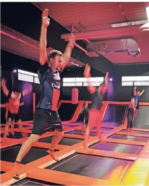  ?? RP-FOTO: BERND SCHALLER ?? Fitness-Fraining mal anders: Die Herrenmann­schaft des CfR Links trainiert Kraft, Ausdauer und Koordinati­on auf den Trampoline­n der Jump Galaxy. Daraus soll eine dauerhafte Kooperatio­n entstehen.