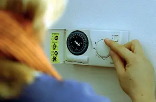  ?? ?? Il termostato di un impianto di riscaldame­nto casalingo: da oggi termosifon­i accesi per 4 ore a Roma fino al 21 novembre