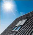  ??  ?? Ein außen an der Scheibe angebracht­er Sonnenschu­tz bewahrt die Dachwohnun­g vor Überhitzun­g.