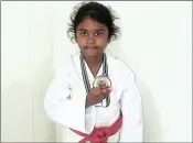  ??  ?? Lingeshwar­i Naidoo proudly shows her medal after the National Children, Cadets and Juniors Championsh­ip