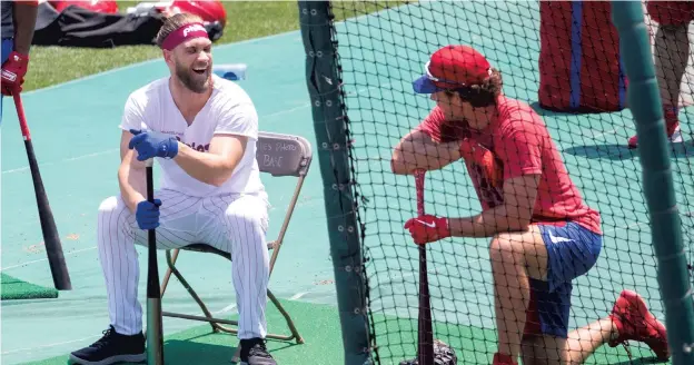  ?? MITCHELL LEFF / GETTY ?? Phillies Bryce Harper (left) and Rhys Hoskins during summer workouts at Citizens Bank Park in Philadelph­ia on July 3.