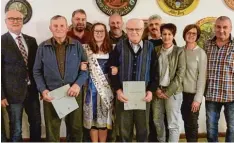  ?? Foto: Regina Hertle ?? Bei den Ehrungen: (von links) Karl Heinz Bruckmoser, Erich Falch, Thomas Löw, Ka rina Strehle, Frieder Eberhardt, Herwig Peschke, Frieder Wagenknech­t, Sigrid Wein berger, Doris Eberhardt und Robert Weinberger.