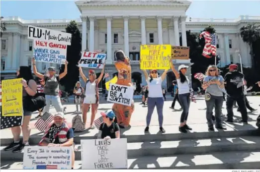  ?? JOHN G. MAGLANBO / EFE ?? Protesta en Sacramento (California) contra el confinamie­nto para frenar la pandemia del coronaviru­s.