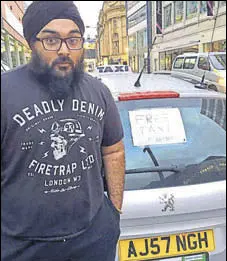  ?? HT PHOTO ?? A taxi driver offering free ride to citizens in Manchester.