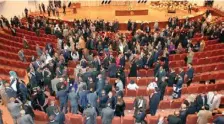  ??  ?? البرلمان العراقي الجديد في أولى جلساته ( الوطن)