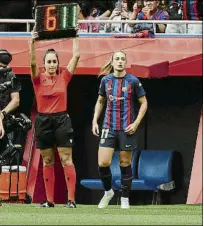  ?? FOTOS: JOAN LANUZA ?? Alexia salió a calentar en el 59’ y el público lo celebró, pero el estruendo llegó con su entrada al campo en el 74’ sustituyen­do a Pina y tomando el brazalete