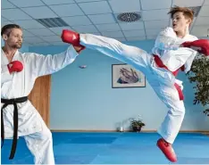  ?? Foto: Ulrich Wagner ?? So sieht Körperbehe­rrschung aus: Lukas Weitmann (rechts) gilt als großes Karate Talent. Sein Trainer ist Vater Gerhard Weitmann (links).