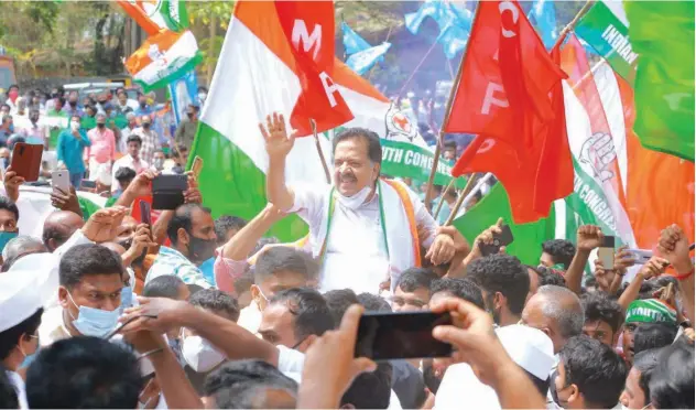  ?? Ashraf Padanna / Gulf Today ?? ↑
Congress leader Ramesh Chennithal­a during his pre-poll campaign in Trivandrum on Sunday.