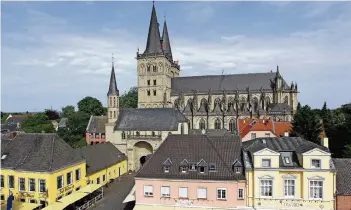  ??  ?? 1263 beginnt das Kapitel unter Propst Friedrich von Hochstaden, die romanische Kirche mit einem gotischen Dom zu überwölben, der in der ersten Hälfte des 16. Jahrhunder­ts als einziger gotischer Dom des Niederrhei­ns fertig gestellt wurde.