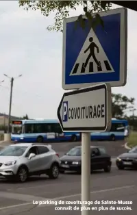  ??  ?? Le parking de covoiturag­e de Sainte-Musse connaît de plus en plus de succès.