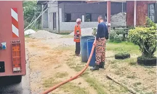  ??  ?? BANTUAN: JBPM Sarawak turut menghantar bekalan air bersih kepada penduduk sekitar kawasan Sampadi hingga Rambungan, Lundu, semalam yang terjejas bekalan air bersih akibat tekanan air terlampau rendah di Loji Rawatan Air Matang.