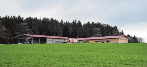  ?? Foto: Christian Kruppe ?? Hinter diesem Reiterstad­el im Westen Birkachs soll ein Mobilfunkm­ast im Wald entstehen. Doch der ist den Bürgern zu nah am Ort.