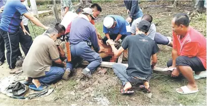  ??  ?? KORBAN: Penduduk Kampung Tengah Betong bekerjasam­a melaksanak­an ibadah korban dengan menyembeli­h lembu yang dilangsung­kan semalam.