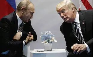  ?? Evan Vucci - 7.jul.2017/AP ?? O presidente russo Vladimir Putin e o norte-americano Donald Trump durante encontro; investigaç­ão sobre interferên­cia na eleição do ano passado nos EUA