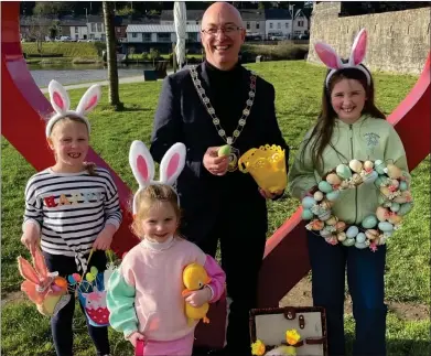  ?? ?? Councillor Thomas O’reilly (SF), Chair of Fermanagh and Omagh District Council, with (from left) Connie Sharpe, Alice Irvine and Edith Irvine.