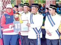  ??  ?? WAKIL pasukan Akademi Jahitan Kota Kinabalu.