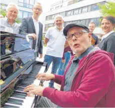  ?? FOTO: MARKUS LEHMANN ?? Etliche Ständchen spielte Claus Wengenmayr zum 20. Jubiläum des Musikladen­s MusikA von Armin Abele (hinten, Zweiter von links).