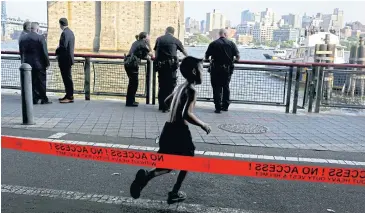  ?? NYT ?? New York City police officers gather under the Brooklyn Bridge, where a baby was discovered floating on Sunday.