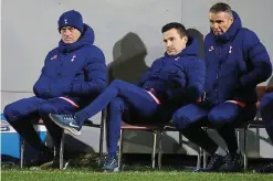  ?? REUTERS ?? Seat of power: Jose Mourinho (left) and his staff in a unique dugout at Rossett Park