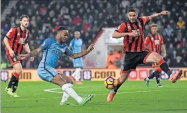  ??  ?? EL PRIMERO. Sterling abrió así el camino de la victoria del City ante el Bournemout­h.