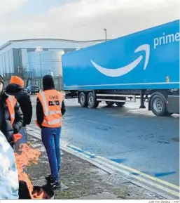  ?? SEVILLA
JUDITH MORA / EFE ?? Trabajador­es de Amazon en Dos Hermanas, en huelga, ayer.