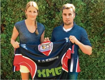  ?? Foto: Plate ?? Sie ist die neue Torhüterin beim EHC Königsbrun­n: Jennifer Harß. Mit ihr freut sich Vorsitzend­er Tim Bertele, dass sie bald das EHC Trikot trägt.