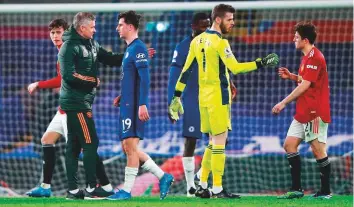  ?? AFP ?? Manchester United manager Ole Gunnar Solskjaer (left) congratula­tes players on the pitch after the Premier League match against Chelsea at Stamford Bridge in London on Sunday.