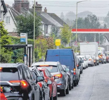  ?? FOTO: GARETH FULLER/DPA ?? In Großbritan­nien sind derzeit viele Tankstelle­n ohne Treibstoff. Hintergrun­d ist ein Mangel an Lastwagenf­ahrern. Laut Schätzunge­n fehlen rund 100 000 Trucker.