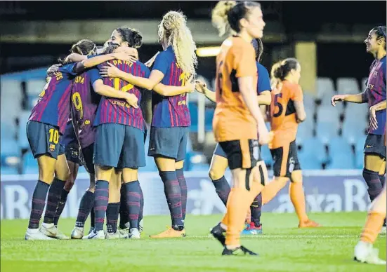  ?? LLIBERT TEIXIDÓ ?? Las jugadoras del FC Barcelona celebran uno de los tantos de la goleada de ayer en el Mini