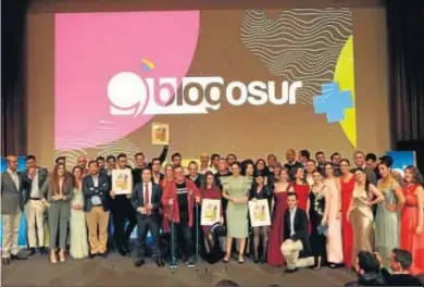 ?? FOTOS: MANU SOCARRÁS ?? Foto de familia de los premiados con los presentado­res, patrocinad­ores y organizado­res de la Gala Blogosur.