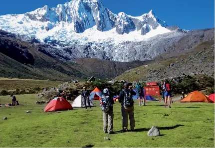  ??  ?? Los más atrevidos llegan hasta Áncash, donde se pueden encontrar altas montañas nevadas. / Boldest travelers go to Ancash, where they can find high snow-covered mountains.