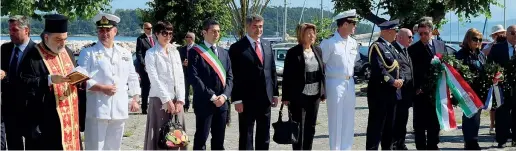  ??  ?? In Grecia Il sindaco di Parma Federico Pizzarotti ieri a Creta con le autorità dell’isola greca