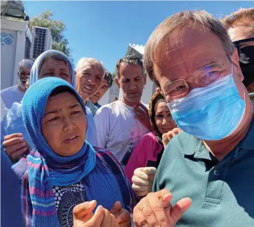  ?? FOTO: DOROTHEA HÜLSMEIER / DPA ?? Armin Laschet (CDU), Ministerpr­äsident von Nordrhein-Westfalen, mit Flüchtling­en im Lager Kara Tepe auf der griechisch­en Insel Lesbos.