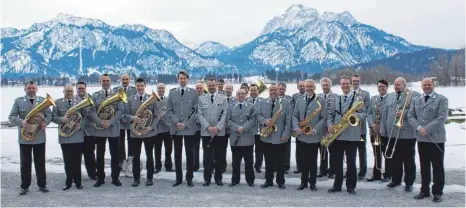  ?? FOTO: PRIVAT ?? Die Reserviste­nkapelle Altshausen-Bad Saulgau gibt am kommenden Samstag, 10. März, ein Benefizkon­zert. Auf der Bühne steht dann auch der Chor „Young Voices“.