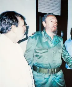  ??  ?? Al lado, Castro junto con el líder independen­tista puertorriq­ueño Fernando Martín en mayo de 2001 en La Habana. Arriba, Julio Muriente junto con el fallecido expresiden­te cubano en un encuentro en 2005.