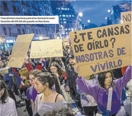  ?? ?? Unas jóvenes muestran pancartas durante la manifestac­ión del 8M del año pasado en Barcelona.