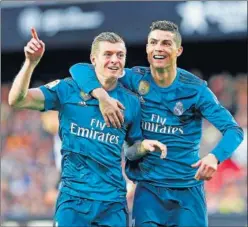  ??  ?? COMPAÑEROS. Kroos y otros del vestuario se acordaron de Cristiano.