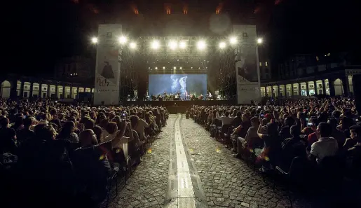  ??  ?? Nel passato Un’immagine lontana della folla che prendeva parte al Napoli Teatro Festival Italia, qui a Piazza del Plebiscito per un concerto di Franco battiato