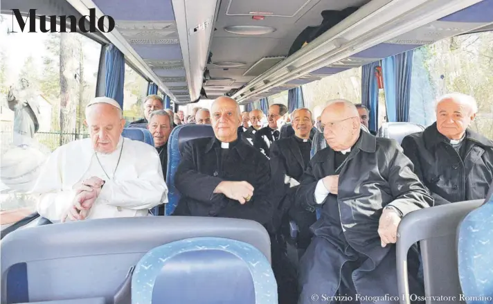  ?? FOTO: AP ?? El Papa Francisco junto a miembros de la Curia regresan ayer a Roma a bordo de un bus, tras una semana de retiro espiritual en la localidad de Ariccia.