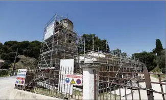  ?? (Photo Dylan Meiffret) ?? La chapelle Saint-Jean, dans le quartier Saint-Maymes, poursuit sa longue renaissanc­e : enfermée dans son échafaudag­e, elle laisse apparaître ses belles pierres.