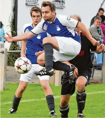  ?? Foto: Karl Aumiller ?? Immer mit vollem Einsatz: Der frühere Spielertra­iner Martin Eberle ist zwar inzwischen 35 Jahre alt, kickt aber weiterhin „vor bildlich“für die jungen Kicker des SC Mörslingen.