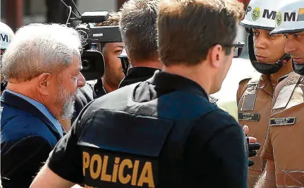  ?? ALEX SILVA / ESTADÃO ?? Em Curitiba. Momento em que o ex-presidente Lula chega à Justiça Federal para prestar depoimento ao juiz Sérgio Moro