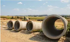  ??  ?? Dicke Rohre lagern auf dem Baugelände – auch der Hochwasser­schutz wird beim Straßenbau berücksich­tigt.