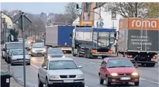  ?? RP-ARCHIVFOTO: MVO ?? Der Verkehr quält sich über die Emmericher Straße.